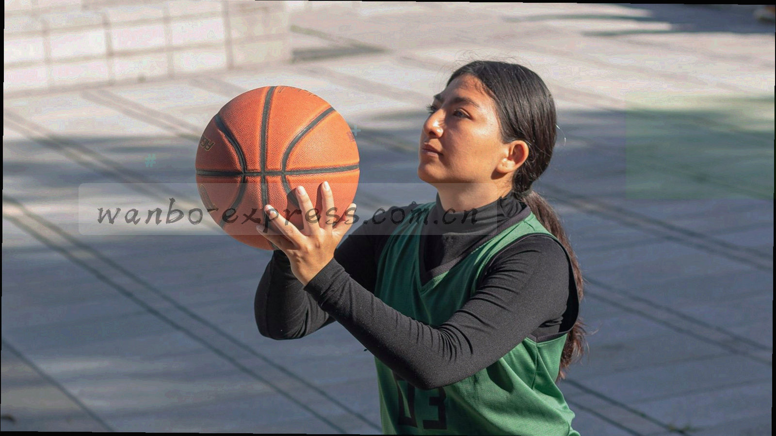 抽象数据流、像素粒子与柔和渐变交织的隐私信息处理视觉图，画面中没有人物